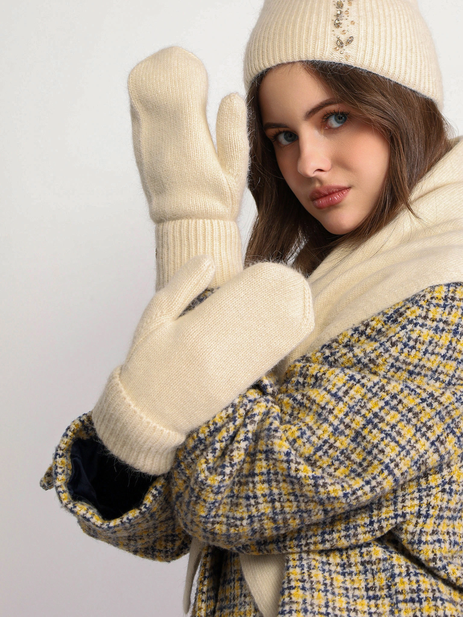 Варежки вязаные из ангоры и акрила